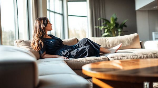 Les 5 façons élégantes de styliser une combinaison bleue nuit